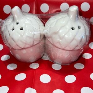 New Perfect Harvest White Ceramic Acorns Salt & Pepper Shaker
